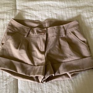 Cute beige cuffed shorts! 💕